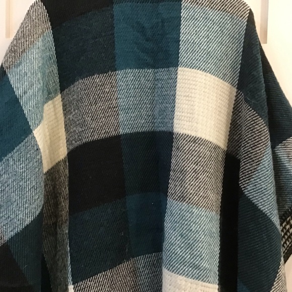 🖤 Woolrick Plaid Poncho – One Size – Black, Teal & White - Picture 6 of 6